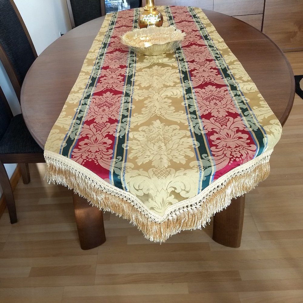 NWOT Bess Damask Garland Table Runner